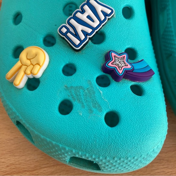Crocs M5/W7 Classic Clog with permanent Jibbitz and 2 extra - Picture 5 of 14